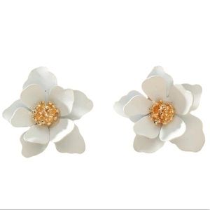 •White Flower Design Stud Earrings•